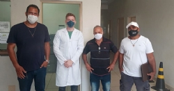 Vereadores fazem visita a médico que atende pacientes do bairro Ingás