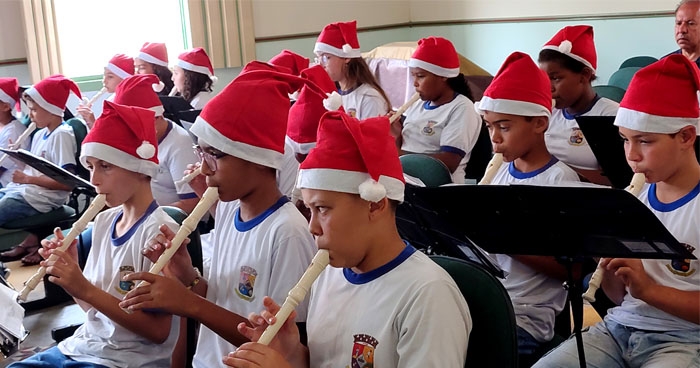 Alunos da rede municipal fazem apresentação natalina na Câmara