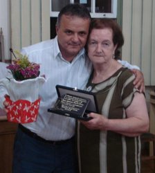 Vereador Dinho e homenageada Maria Aparecida Basílio Ribeiro