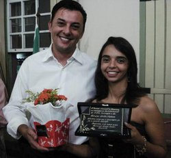 Vereador Gian e homenageada Fabrícia Santos Medeiros